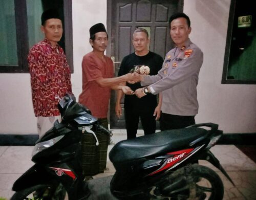 Usai Gulung 2 Pelaku Curat dan 1 Penadah, Kapolsek Seputih Surabaya Kembalikan Sepeda Motor Milik Korban